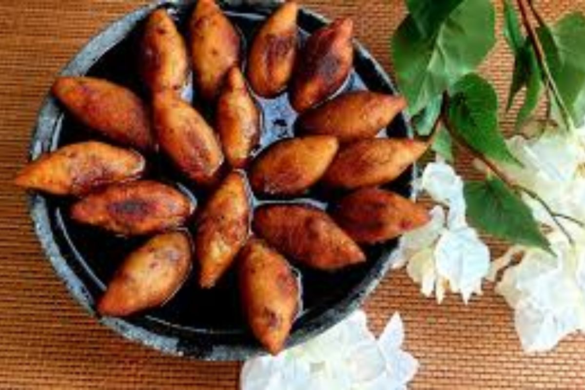 সবশেষে রয়েছে রাঙা আলুর পুলি। এটি ভাজা পিঠের এক ধরন, যেখানে মিষ্টি আলু, চালের গুঁড়ো ও নারকেল-গুড়ের পুর ব্যবহার করা হয়। শীতের সন্ধ্যায় এই পিঠে এক কাপ চায়ের সঙ্গে হলে আনন্দই আলাদা।